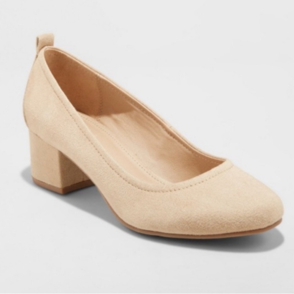 Closed Toe Nude Chunky Heel Pumps